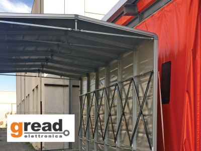Bewegliche Unterstände für die Industrie: Gread Elettronica's ausziehbarer Verbindungstunnel Ready Box 2 verwandelt sich in eine mobile Lagerhalle