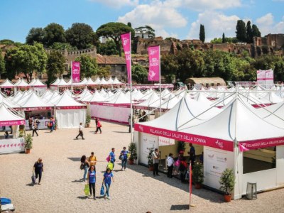 Die rosa gefärbten Gartenpavillons von Giulio Barbieris bringen Farbe in den Circus Maximus in Rom
