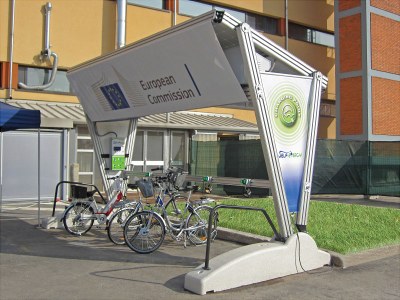 Europa - Giulio Barbieris Solar-Elektrotankstelle „Self Energy“ kommt „im Herzen“ der Europäischen Gemeinschaft an