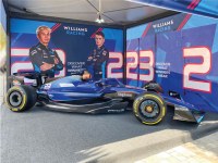 Formel 1 Weltcup 2023: Die Pavillons von Giulio Barbieri richtet einen Merchandising-Bereich aus