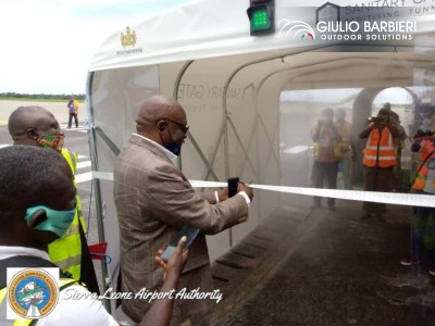 Der Desinfektionstunnel Sanitary Gate landet auf dem internationalen Flughafen Freetown-Lungi in Sierra Leone